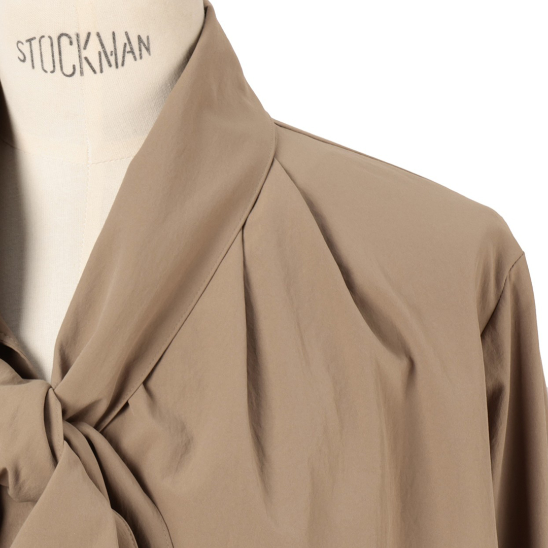 エムセブンデイズのハリ感ボウタイブラウスZOOM!