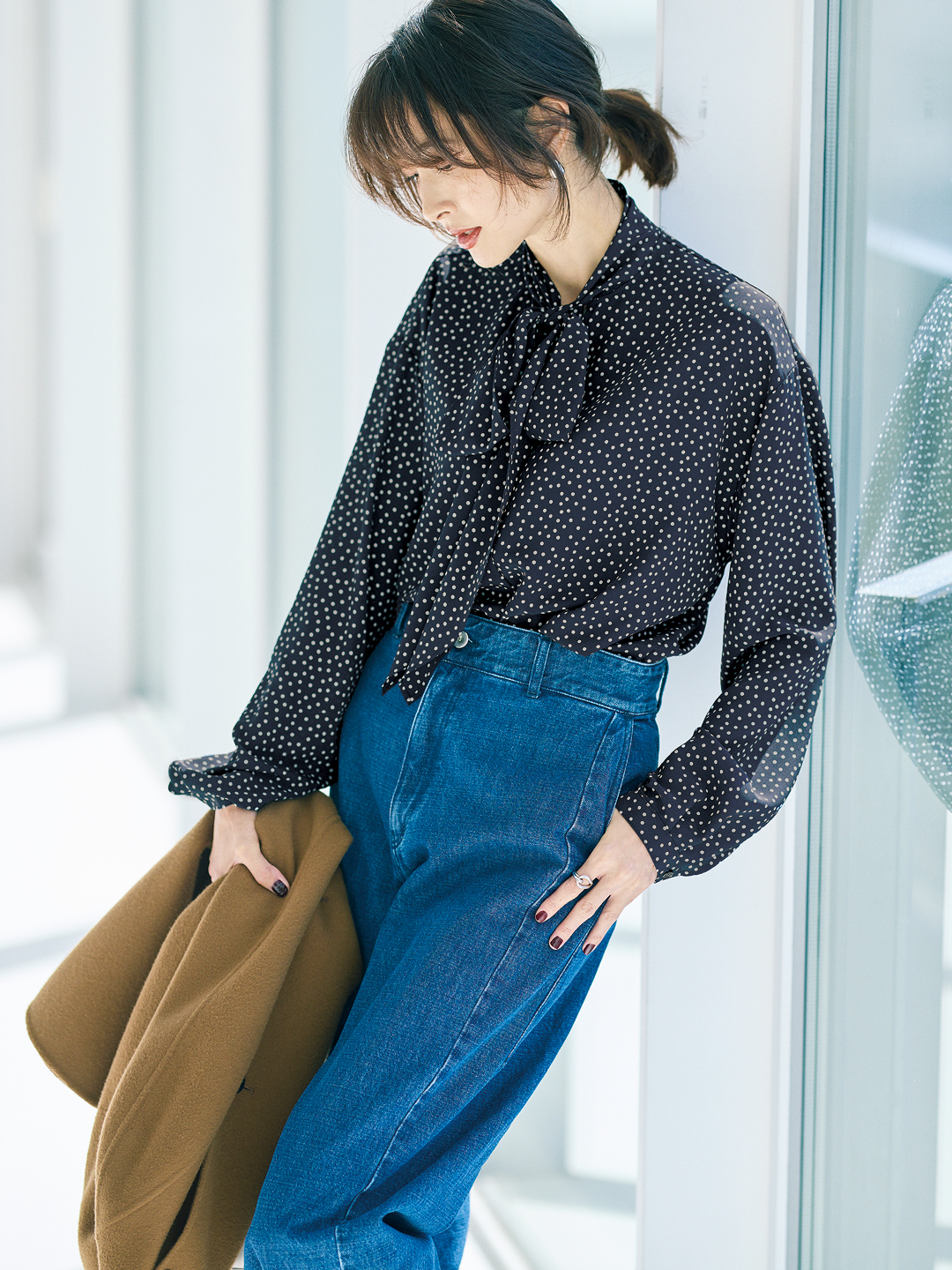 エムセブンデイズの【とろみ素材】エレガントドット柄ボウタイブラウスコーデ