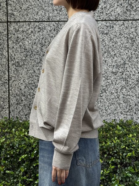 UMEDA
16GG V NECK CARDIGAN
￥39,600