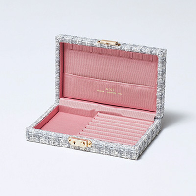 【2026年版】50代女性が選ぶ新年のラッキーアイテム｜エクラ別注の財布＆ジュエリーボックス éclat2026年1月号特集