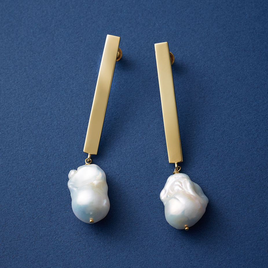 マージのBaroque pearl stick earrings