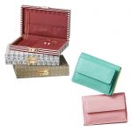 <span class="title">【2026年版】50代女性が選ぶ新年のラッキーアイテム｜エクラ別注の財布＆ジュエリーボックス éclat2026年1月号特集</span>