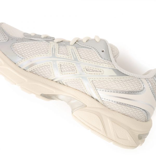 大人の足元に映える光と快適さ。ASICS GEL-1130 HOLIDAYパック