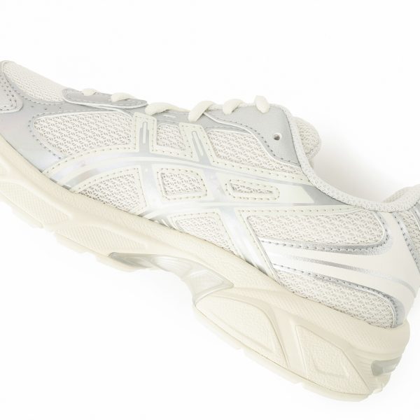 大人の足元に映える光と快適さ。ASICS GEL-1130 HOLIDAYパック