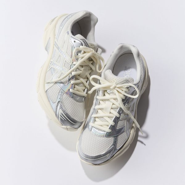 大人の足元に映える光と快適さ。ASICS GEL-1130 HOLIDAYパック