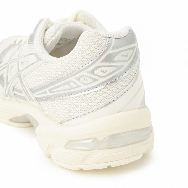 大人の足元に映える光と快適さ。ASICS GEL-1130 HOLIDAYパック