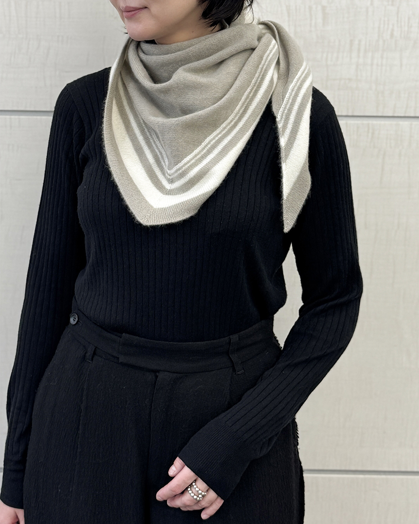 ストールの巻き方6選｜冬コーデを格上げするカシミヤ三角ストール【E by eclat・50代ファッション】