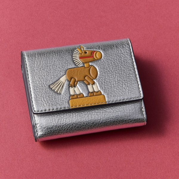 2026年は「午(うま)」!。アニヤ・ハインドマーチ恒例・干支モチーフの財布&チャームが到着