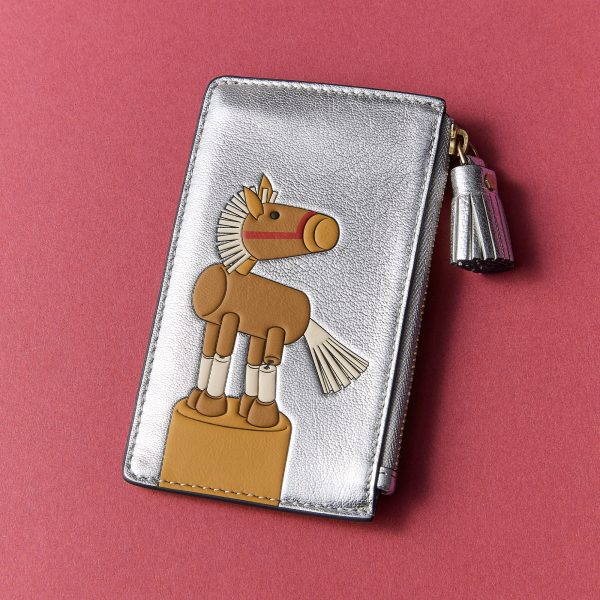 2026年は「午(うま)」!。アニヤ・ハインドマーチ恒例・干支モチーフの財布&チャームが到着