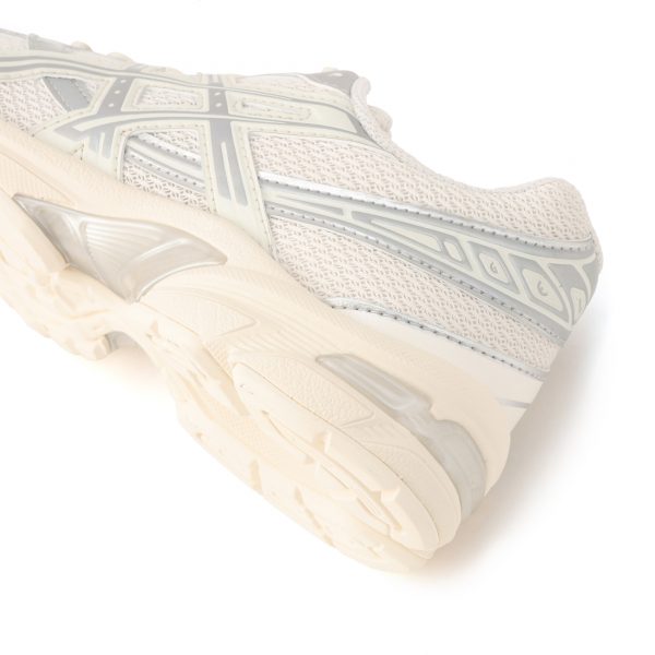 大人の足元に映える光と快適さ。ASICS GEL-1130 HOLIDAYパック