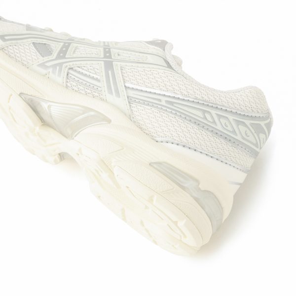 大人の足元に映える光と快適さ。ASICS GEL-1130 HOLIDAYパック