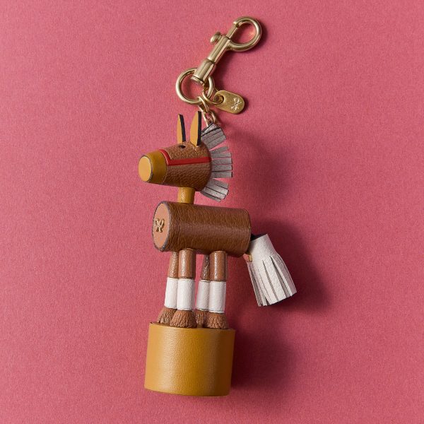 2026年は「午(うま)」!。アニヤ・ハインドマーチ恒例・干支モチーフの財布&チャームが到着