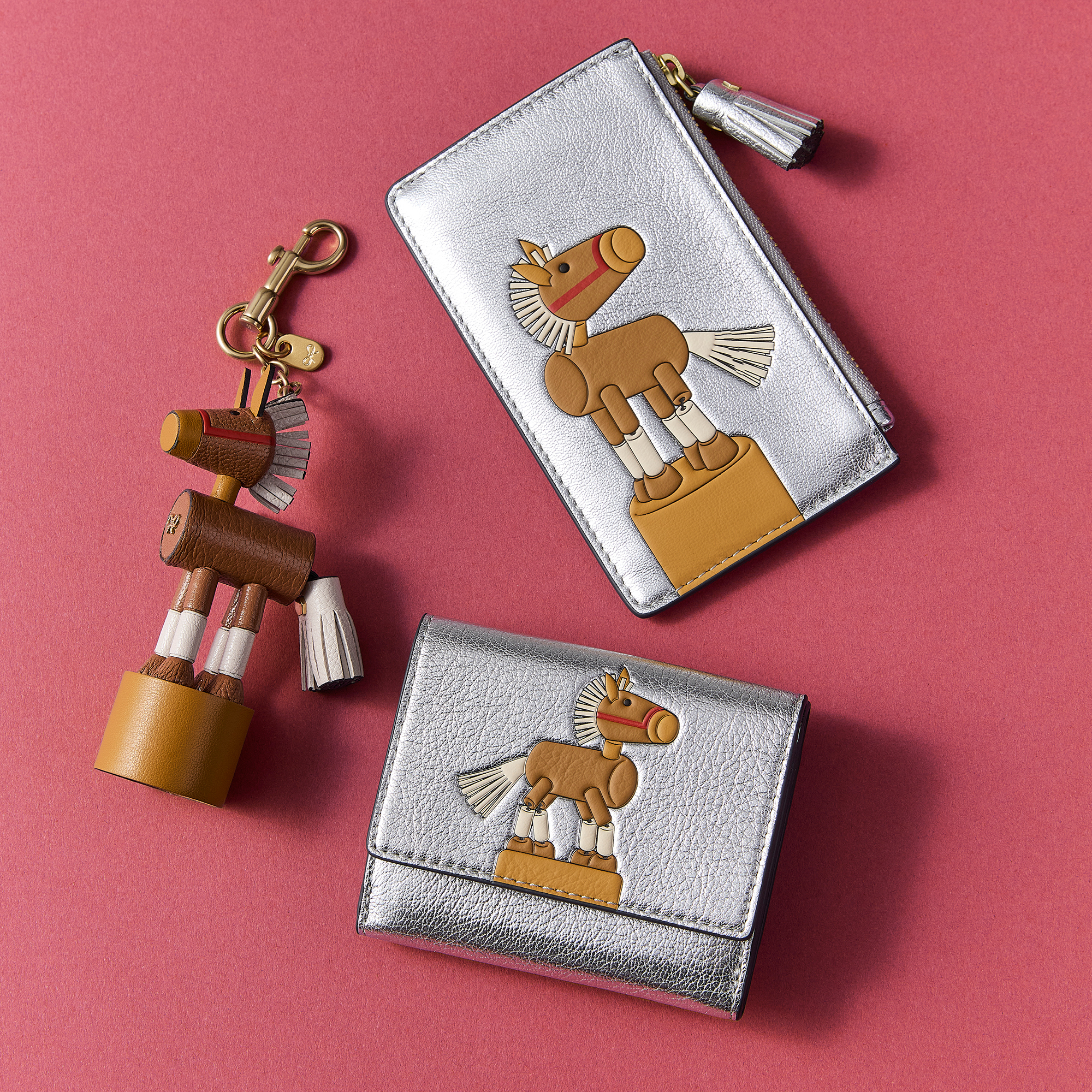 2026年は「午（うま）」！。アニヤ・ハインドマーチ恒例・干支モチーフの財布＆チャームが到着