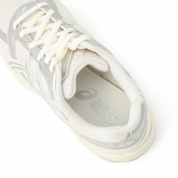 大人の足元に映える光と快適さ。ASICS GEL-1130 HOLIDAYパック