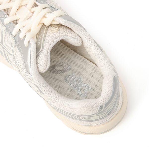 大人の足元に映える光と快適さ。ASICS GEL-1130 HOLIDAYパック