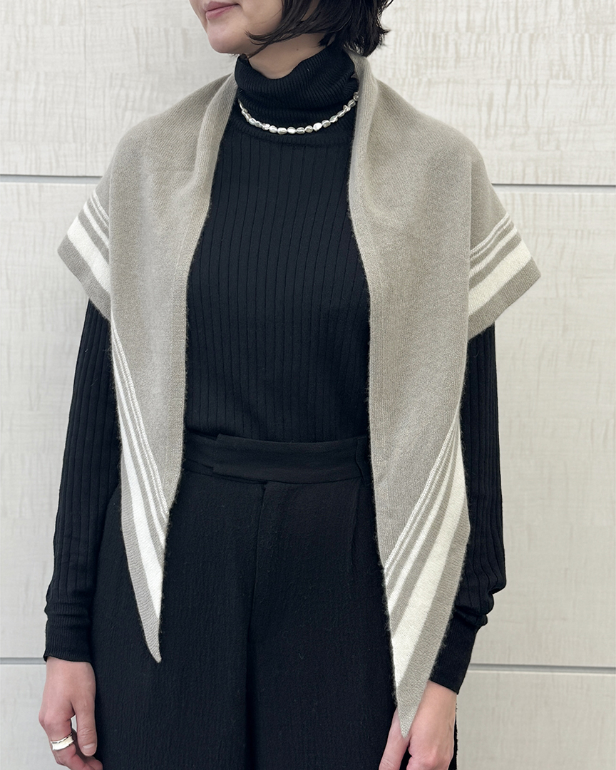 ストールの巻き方6選｜冬コーデを格上げするカシミヤ三角ストール【E by eclat・50代ファッション】