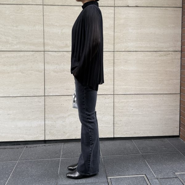 【50代 パンツ】脚長見え＆抜群のはき心地！「エクラ別注SURTストレッチデニム」骨格別おすすめ3コーデ