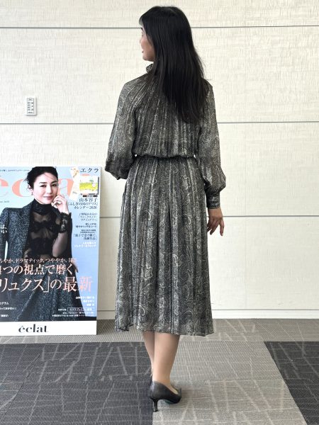 L’UNE×eclatリュンヌ×エクラ【別注】ベルトつきプリーツドレス¥85,800(税込)カラー:ホワイト×ブラック