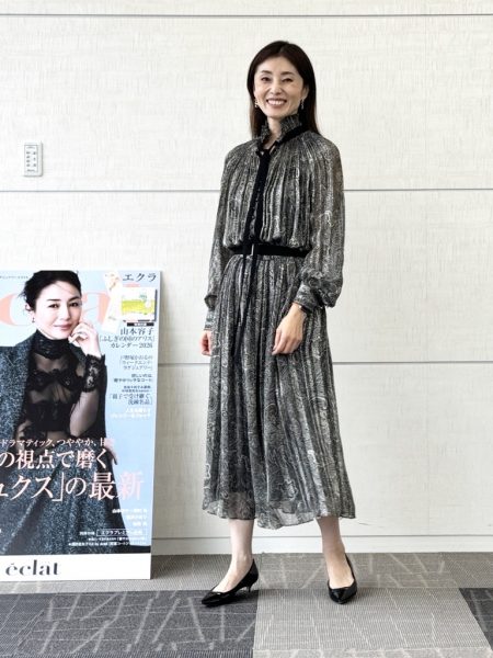 華やかなシーンでひと際存在感を放つ「L’UNE×eclat ・【別注】ベルトつきプリーツドレス」【50代ファッション】