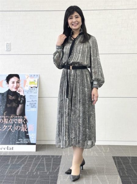 華やかなシーンでひと際存在感を放つ「L’UNE×eclat ・【別注】ベルトつきプリーツドレス」【50代ファッション】