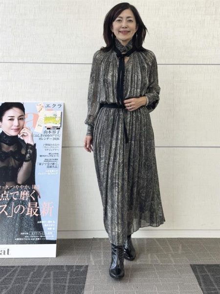 華やかなシーンでひと際存在感を放つ「L’UNE×eclat ・【別注】ベルトつきプリーツドレス」【50代ファッション】