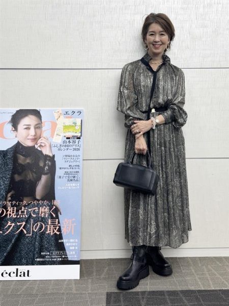 華やかなシーンでひと際存在感を放つ「L’UNE×eclat ・【別注】ベルトつきプリーツドレス」【50代ファッション】