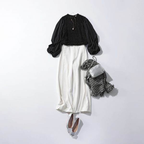 [ジャカードブラウス]モダンエレガンスな黒ブラウスは白パンツで爽やかに装う