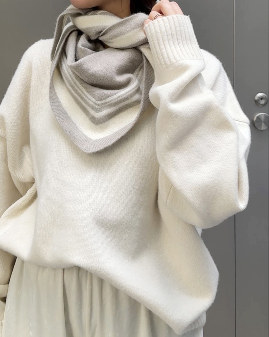 ストールの巻き方6選｜冬コーデを格上げするカシミヤ三角ストール【E by eclat・50代ファッション】