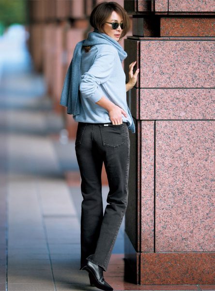 SURT×エクラ別注「毎日はきたいストレッチデニム」誕生！ éclat2026年2・3月合併号特集