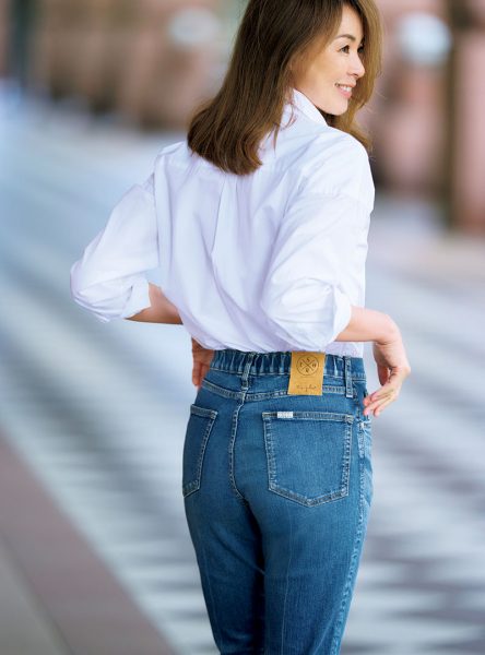 SURT×エクラ別注「毎日はきたいストレッチデニム」誕生！ éclat2026年2・3月合併号特集