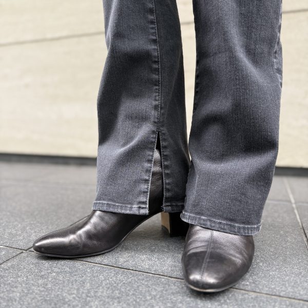 【50代 パンツ】脚長見え＆抜群のはき心地！「エクラ別注SURTストレッチデニム」骨格別おすすめ3コーデ