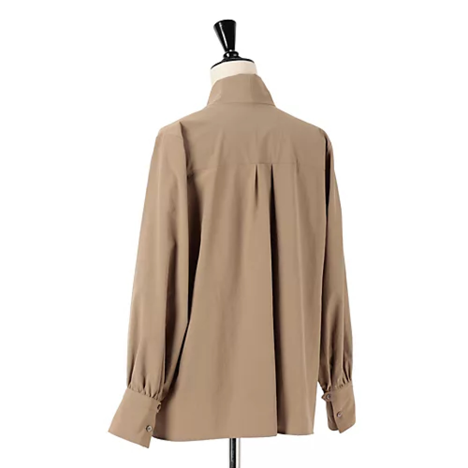 エムセブンデイズのエムセブンデイズのハリ感ボウタイブラウスサブカット