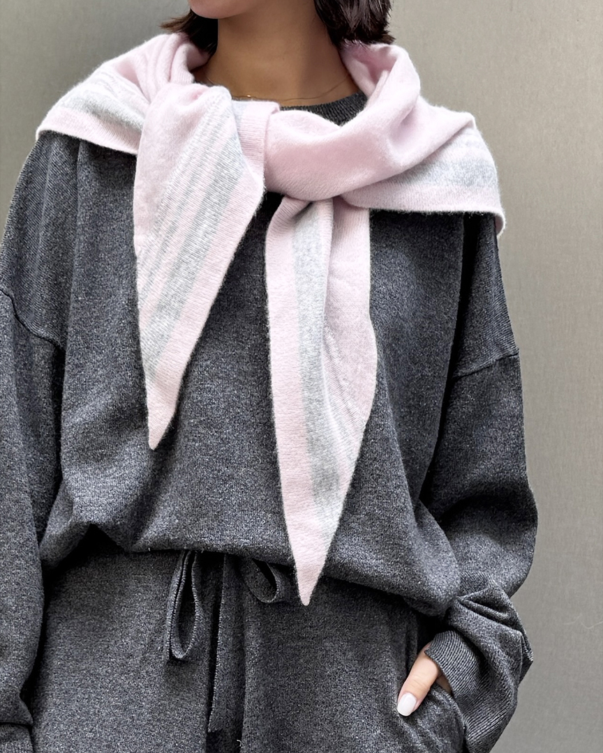 ストールの巻き方6選｜冬コーデを格上げするカシミヤ三角ストール【E by eclat・50代ファッション】