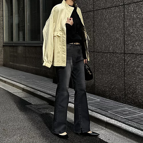 【50代 パンツ】脚長見え＆抜群のはき心地！「エクラ別注SURTストレッチデニム」骨格別おすすめ3コーデ