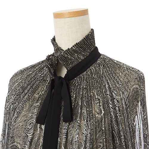 華やかなシーンでひと際存在感を放つ「L’UNE×eclat ・【別注】ベルトつきプリーツドレス」【50代ファッション】