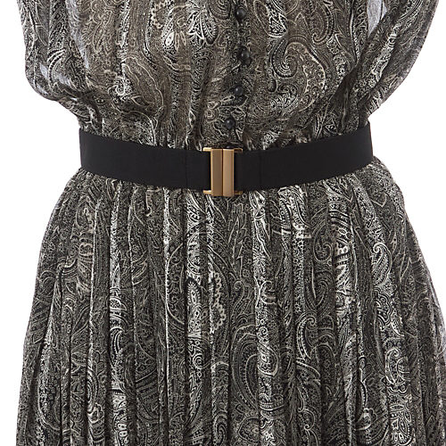 華やかなシーンでひと際存在感を放つ「L’UNE×eclat ・【別注】ベルトつきプリーツドレス」【50代ファッション】