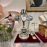 <span class="title">【50代 ファッション】売れ続けるのは理由がある！「ボン マジック」の白蝶バロックパールが唯一無二の理由【E by éclat ウォッチャー・Ｆ美の深掘りダイアリー】</span>