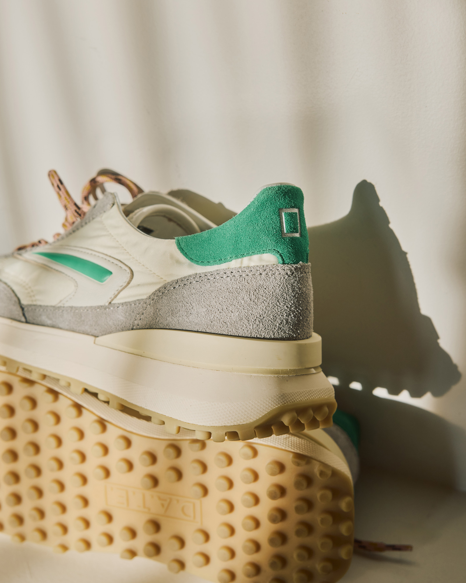 【D.A.T.E.】 大人スニーカーの決定版！ しかもピンクの替え紐付き | GOOD THINGS Vol.95