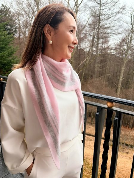 【エクラ 華組　根村麻里さん】E by eclat 「シルクカシミヤ混 浅Vネックニット」極上の肌触りと美しい光沢、重宝する一枚間違いなしです！