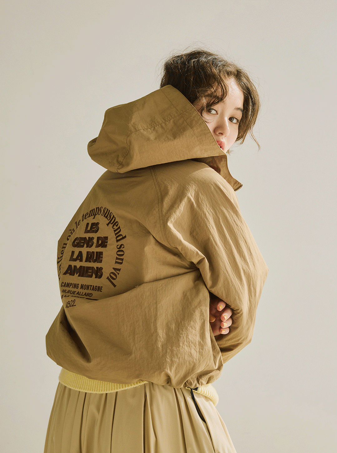 【suadeo×La Hutte】すっきりラクチン！大人ブルゾンで自信がもてる春へ | GOOD THINGS Vol.96