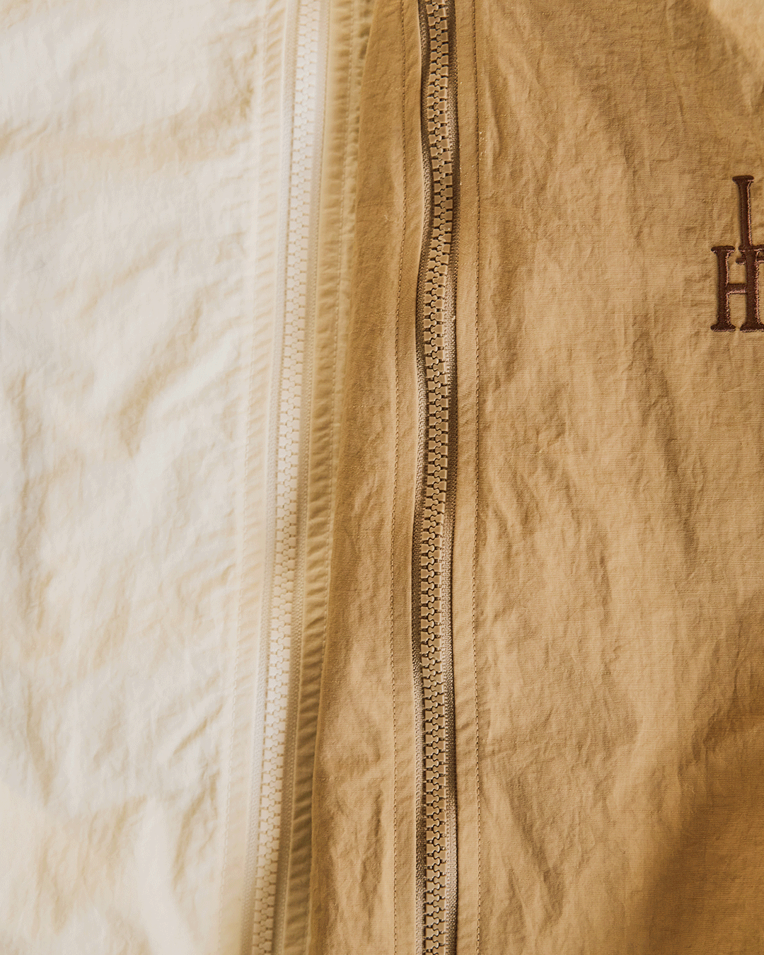 【suadeo×La Hutte】すっきりラクチン！大人ブルゾンで自信がもてる春へ | GOOD THINGS Vol.96