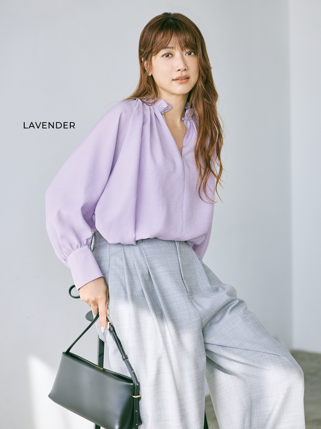 エムセブンデイズの【洗える】フリルギャザーブラウスコーデ