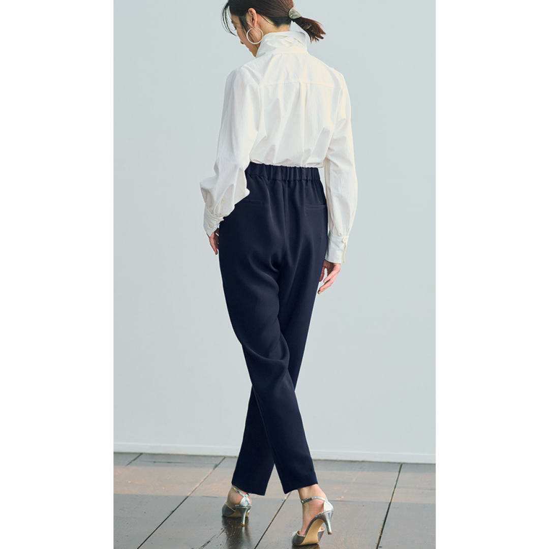 エムセブンデイズの【洗える】【とろみ】【脚長】理想のお仕事テーパードパンツコーデ後ろ姿