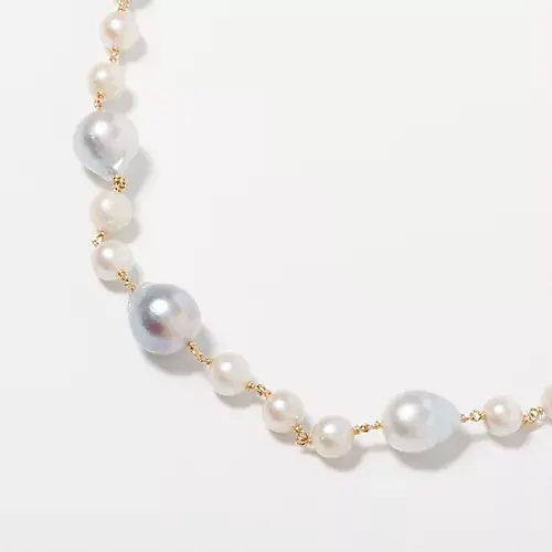 【50代 ファッション】売れ続けるのは理由がある！「ボン マジック」の白蝶バロックパールが唯一無二の理由【E by éclat ウォッチャー・Ｆ美の深掘りダイアリー】