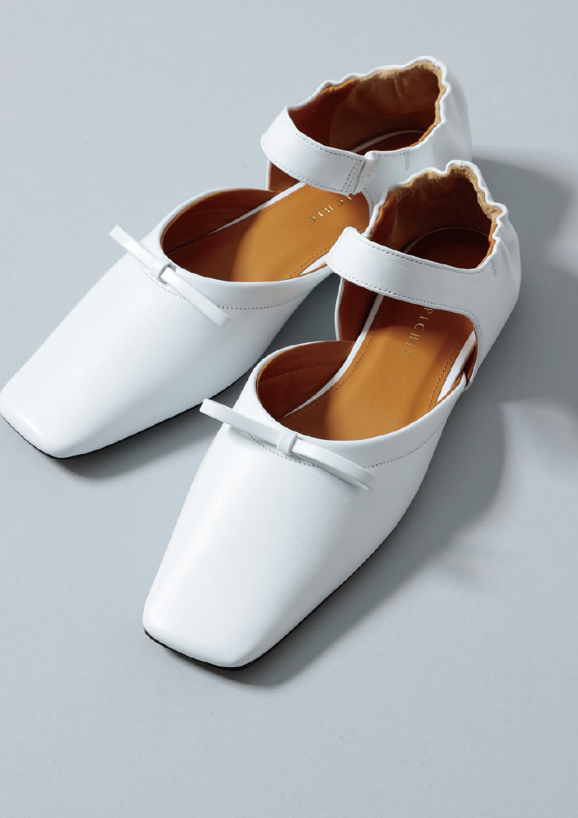 大人は楽なオシャレがしたいからスニーカーこそ更新!きれいめ靴はローヒールをセレクト!