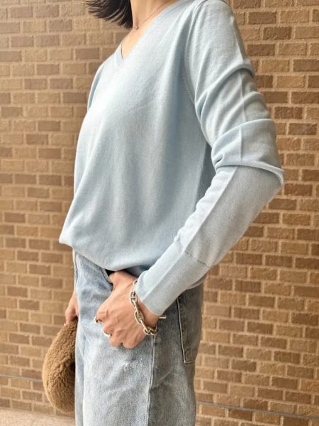 【エクラ 華組　根村麻里さん】E by eclat 「シルクカシミヤ混 浅Vネックニット」極上の肌触りと美しい光沢、重宝する一枚間違いなしです！