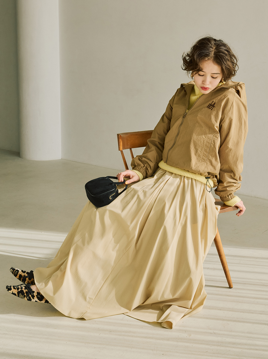 【suadeo×La Hutte】すっきりラクチン！大人ブルゾンで自信がもてる春へ | GOOD THINGS Vol.96