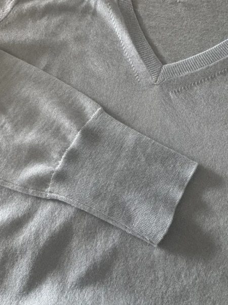 【エクラ 華組　根村麻里さん】E by eclat 「シルクカシミヤ混 浅Vネックニット」極上の肌触りと美しい光沢、重宝する一枚間違いなしです！