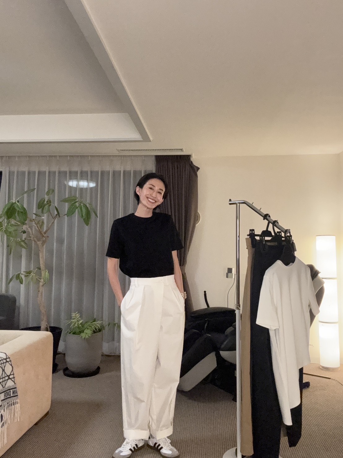 【LIVEレポート】神山まりあさんコラボアイテムを本人コメント付きで紹介｜トレンチ・Tシャツ・パンツ