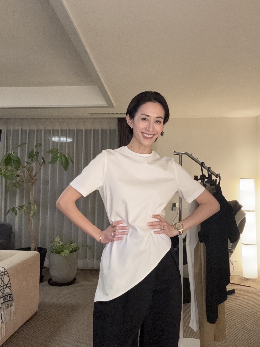 【LIVEレポート】神山まりあさんコラボアイテムを本人コメント付きで紹介｜トレンチ・Tシャツ・パンツ